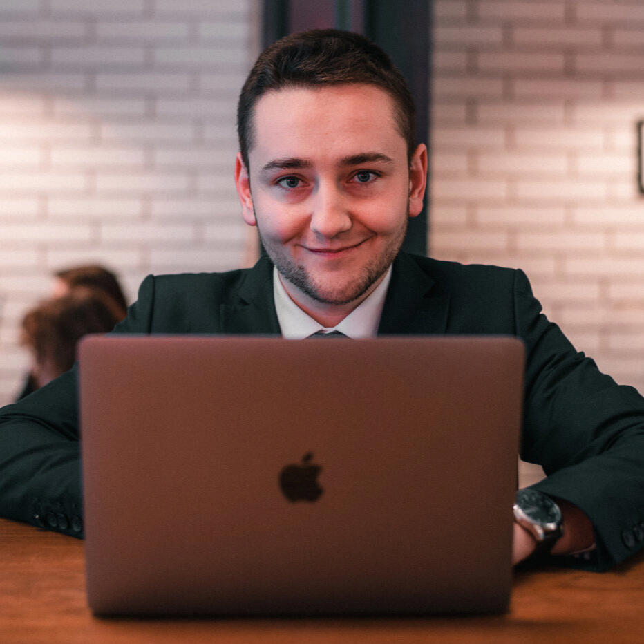 Jakub Klodwig pracující na laptopu
